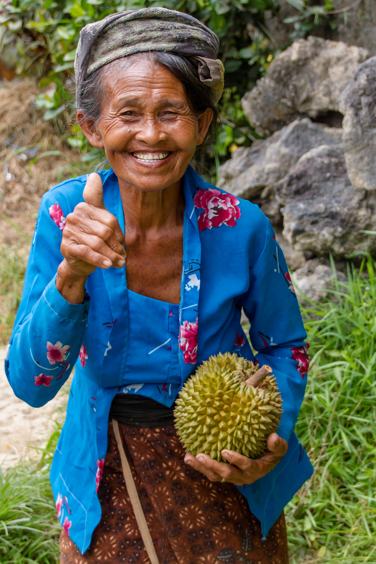 Balinesin mit einer Durian (Stinkefrucht) | DigitalPHOTO