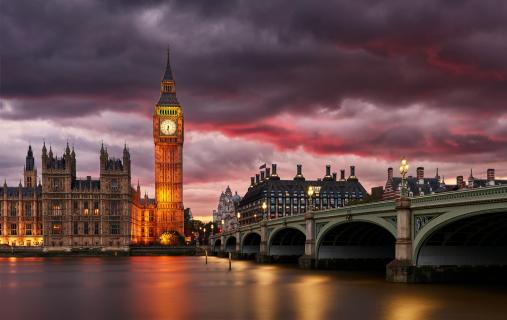 Feuriger Himmel über Westminster