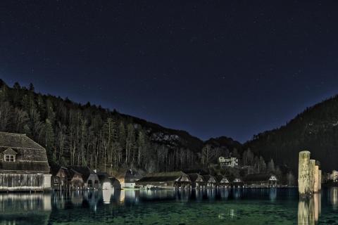 Bootshäuser am Königssee bei Nacht