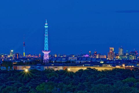 Blick über Berlin zur Blauen Stunde