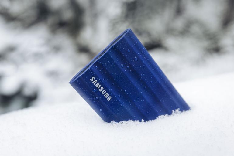 Die Samsung T7 Shield ist ein idealer Begleiter bei deinen Außeneinsätzen.