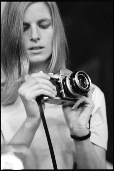 Die Fotografin Linda McCartney, fotografiert im Jahr 1968 von Eric Clapton. 