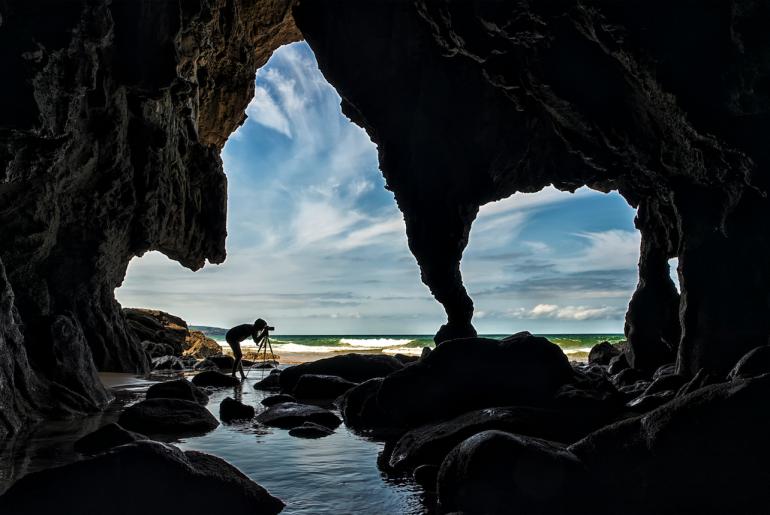 Platz 7: Bei einem Spaziergang an der Nordküste Spaniens entdeckte der Fotograf diese versteckte Höhle, inklusive Fotografin.