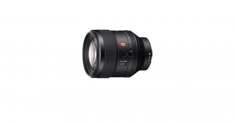 Das Sony FE 85mm F1,4 GM ist ein lichtstarkes Porträtobjektiv mit
Profi-Qualität und einem Preis von ca. 1.975 Euro. 