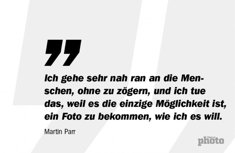 Martin Parr (*1952) kennt keinen Mindestabstand. Seine Bilder entstehen aus nächster Nähe. Der große britische Fotograf hält uns mit seinen oft absurd-komischen Aufnahmen seit jeher einen Spiegel vor.