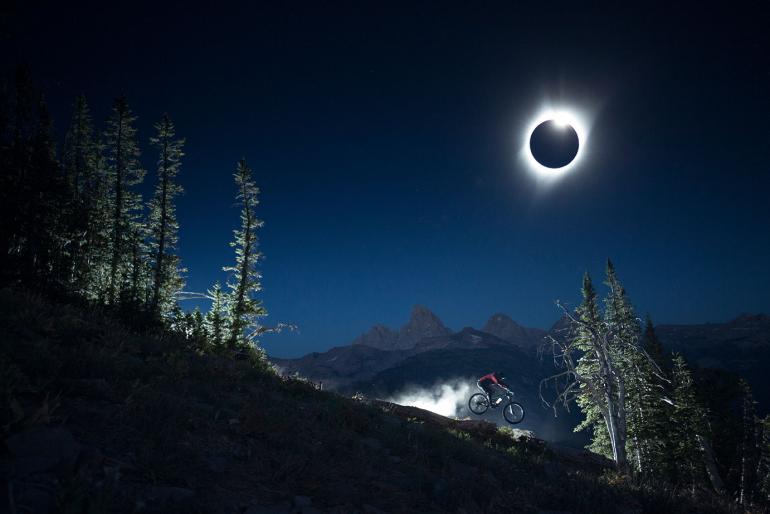 RAW: Noah Wetzel, USA, sein Gewinnerbild zeigt Chris Brule während der totalen Sonnenfinsternis in Teton Valley, Wyoming.
