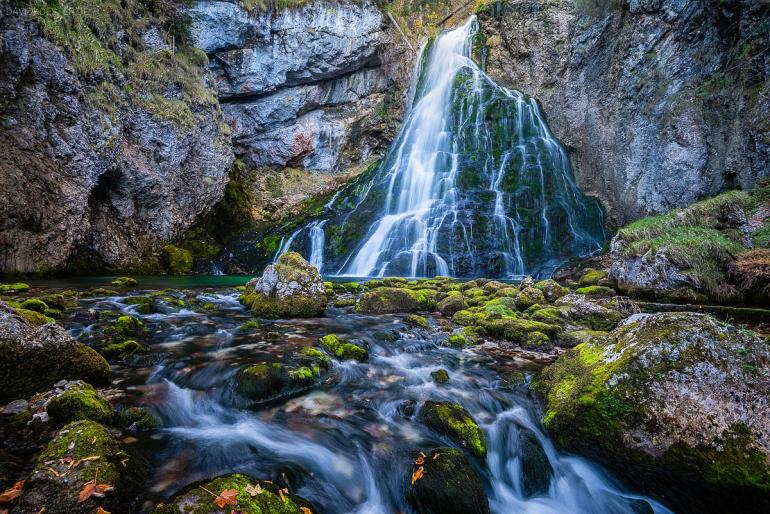 Wasserfall: Führende Linien und Froschperspektive unterstützen beim Bildaufbau. Nikon D810 | 14mm | ND0,9-Filter | 1,5 s | F/11 | ISO 30