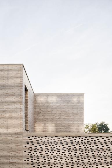 Die minimalistische Fassade des Karlsruher Stadthauses (siehe S. 101) wird hier in einer Art Dreiteilung fotografiert. Die gelöcherte Wand unten bildet das erste Drittel, Wohnhaus plus Baum das zweite und der wolkenfreie Himmel das dritte Drittel. Casa Chillemi | Sony Alpha 7R III | 24mm | 1/100 s | f/11 | ISO 100