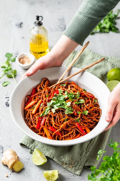 KI vs. Studioshooting: In den Food-Redaktionen unseres Medienhauses falkemedia werden sowohl KI-generierte Bilder (s. Bilder weiter oben), als auch echte, im eigenen Studio präzise erstellte Fotos verwendet, wie dieser Teriyaki-Nudelsalat.