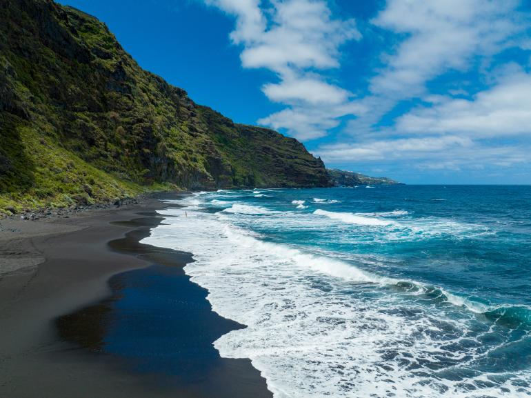 Die drei kleineren Kanareninseln La Palma, La Gomera und El Hierro sind weniger bekannt und besucht als ihre großen Schwestern Gran Canaria, Teneriffa, Fuerteventura und Lanzarote. Mit Vulkanlandschaften, Wasserfällen, schwarzen Stränden und grünen Felsenklippen ist La Palma ein Traumziel für Naturliebhaber. Hasselbald L2D-20C | 12,30 mm | 1/4000 s | f/2,8 | ISO 130