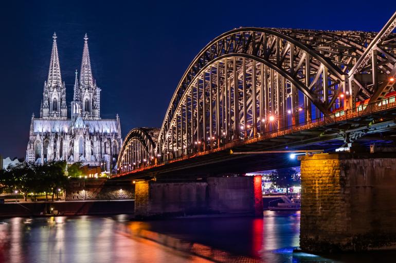 In der „Blauen Stunde“ ist es ausreichend dunkel für Nachtfotos. Gleichzeitig heben sich die Gebäude gut vom Himmel ab.