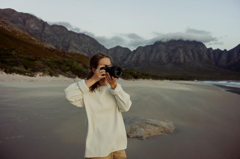 Kompaktes Mittelformat: Die kompakte und leichte Mittelformatkamera GFX100S II von Fujifilm lässt sich problemlos auch unterwegs einsetzen. Carolin Unrath nahm sie mit zu einem Outdoor-Fotoshooting.