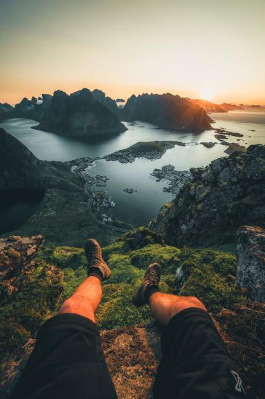 Von hoch oben: Sonnenuntergang sowie -aufgang liegen auf dem Reinebringen-Gipfel auf den Lofoten sehr nah beieinander. Zwischen 23 und 4 Uhr hatte das Blogger-Paar die Möglichkeit, beides zu fotografieren. Für solche Bilder lohnt es sich also, geduldig zu sein. Sony Alpha 1| Sony FE 12–24mm F2.8 GM | 12 mm | 1/160 s | f/8 | ISO 400