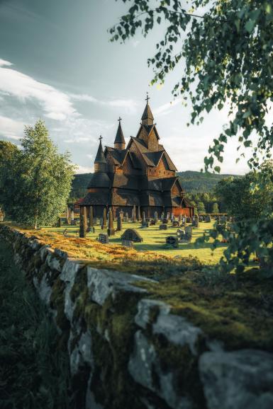 Spontanität: Auf seinen Fotoreisen sind die Motive und Orte, die Giulio spontan entdeckt, oft die schönsten. Diese Kirche ist ihm zufällig auf einer Autofahrt ins Auge gestochen. Ein wahrer Juwel in seiner Fotosammlung, da die Heddal auch die größte Stabkirche Norwegens (12. Jhd.) ist. Sony Alpha 1| Sony FE 12–24mm F2.8 GM | 24 mm | 1/200 s | f/3,2 | ISO 125