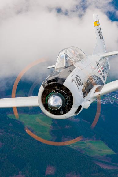 Aus nächster Nähe fotografiert Bastian Priegnitz Flugzeuge in der Luft. Diese Maschine wurde vom Piloten Michael Weber über Freiburg geflogen. Das Modell verfügt über eine Propellerhaube, um den Luftstrom zu optimieren. Das Foto zeigt einen Winkel der Maschine im Flug, den man sonst kaum zu sehen bekommt. T-28D | Canon EOS R5 | Canon RF 70–200mm F4 L IS USM | 148 mm | 1/100 s | f/11 | ISO 100