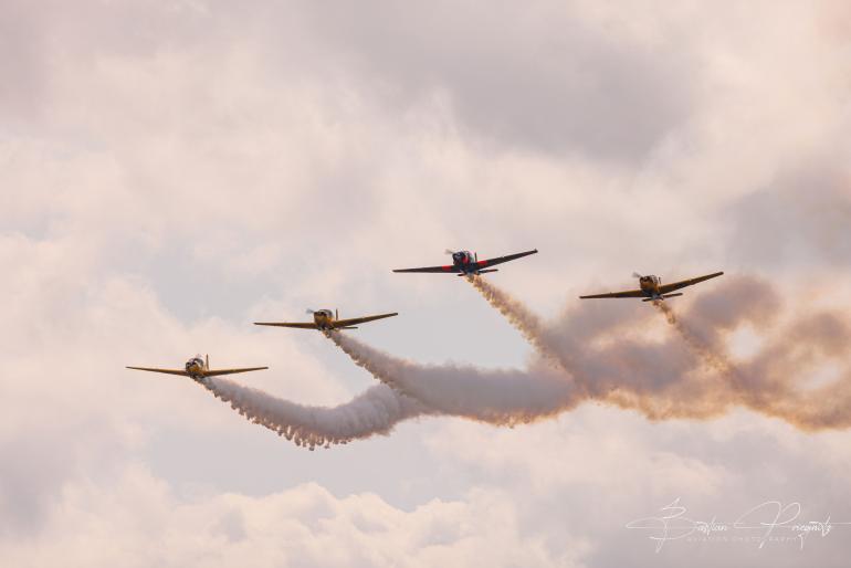 Die Kunststaffel „Team 50“ wurde hier während der Roskilde Airshow 2023 in Dänemark fotografiert. Ein beeindruckendes Flieger-Spektakel. Kunstflugstaffel „Team 50“ | Canon EOS R5 | Sigma 150–600mm F/5–6.3 | 435 mm | 1/500 s | f/13 | ISO 125