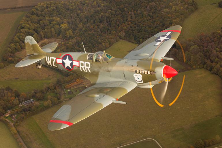 Dieses Flugzeug ist in Duxford (Großbritannien) stationiert und stellt eine Spitfire der USAAF dar, welche 1943 an der Invasion Siziliens beteiligt war. Spitfire Mk IX „Porky“ | Canon EOS R5 | Canon RF 70–200mm F4 L IS USM | 87mm | 1/80 s | f/7,1 | ISO 100