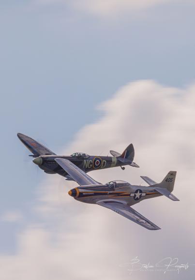 Unglaublich, wie nah die P-51D und Spitfire Mk XVI der Firma Biltema hier nebeneinander erscheinen – ebenfalls festgehalten während der Roskilde Airshow 2023. P-51D und Spitfire Mk XVI | Canon EOS R5 | Sigma 150–600mm F/5–6.3 | 484 mm | 1/80 s | f/29 | ISO 100