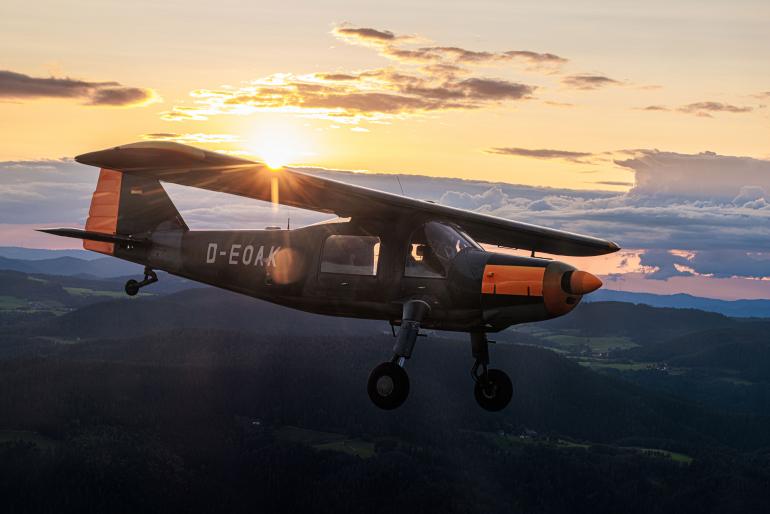 Diese Aufnahme wurde über dem Schwarzwald fotografiert. Die Maschine wurde hauptsächlich von der technischen Schule der „Luftwaffe 3“ als Lehrflugzeug genutzt. Der Pilot, der bei dieser Luftaufnahme das Flugzeug flog, heißt Klaus Müller. DO-27 „D-EOAK“ | Canon EOS R5 | Canon RF 70–200mm F4 L IS USM | 70 mm | 1/60 s | f/9 | ISO 100