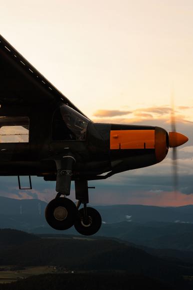 Insbesondere die Kulisse beim Schwarzwald-Shooting war für den Fotografen ein absolutes Highlight. Darum nutzte er seine künstlerische Freiheit, um ein paar vertikale Fotos aufzunehmen. Im Hintergrund ist zudem ein leichter Schauer zu sehen. DO-27 „D-EOAK“ | Canon EOS R5 | Canon RF 70–200mm F4 L IS USM | 110 mm | 1/60 s | f/7,1 | ISO 100