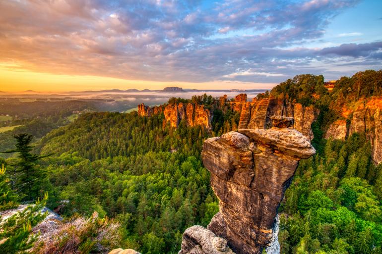 Mithilfe der Hyperfokaldistanz bestimmen Sie den optimalen Fokuspunkt, um bei Landschaftsaufnahmen alles von Vorderbis Hintergrund scharf abzubilden. Nikon D810 | Nikkor Z 14–24mm 2.8 S | 14 mm | 0,5 s | f/8 | ISO 64