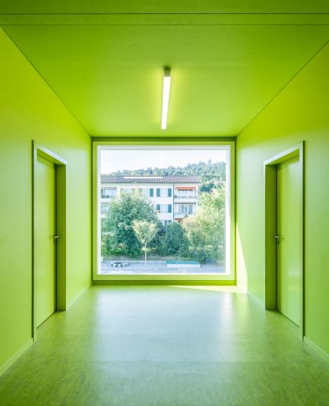 Auch für die Aufnahme eines neugebauten Kindergartens im schweizerischen Biel zeigte sich Stefan Weber als Fotograf verantwortlich. Canon EOS 5D Mark II | 17 mm | 1/4 s | f/11 | ISO 100