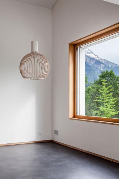 Dieses moderne Einfamilienhaus fotografierte Stefan Weber in einer kleinen Gemeinde im Schweizer Kanton Waadt. Typisch für Weber: Seine Bilder geben häufig den Blick von drinnen nach draußen frei – hier auf ein malerisches Alpenpanorama. Canon EOS 5D Mark II | 45 mm | 1/20 s | f/10 | ISO 100