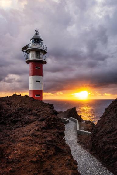 Kurz vor Einbruch der Dunkelheit blitzte die Sonne unter der Wolkendecke hervor – der perfekte Augenblick für ein spektakuläres Foto. Fujifilm X-T5 | 17 mm | 1 s | f/11 | ISO 125