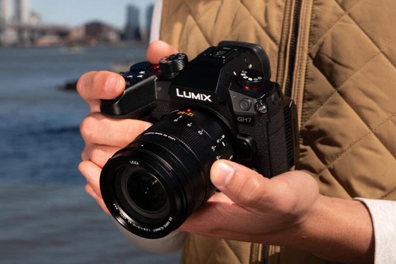 Mit 805 statt 827 Gramm ist die Lumix GH7 minimal leichter als ihre Vorgängerin, die GH6. Die Abmessungen der Kameras sind dabei identisch.