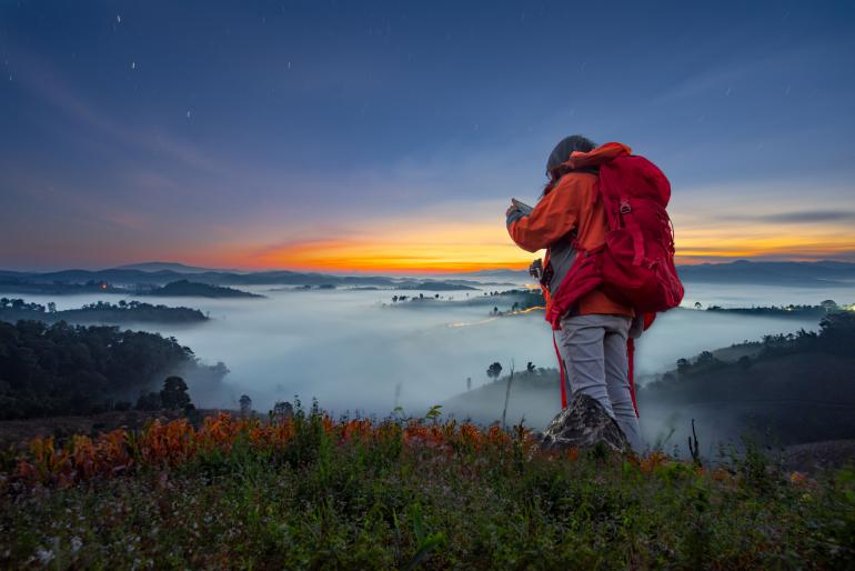 Ziehen Sie zum Fotografieren in die Natur hinaus, sollte ein Smartphone oder eine Smartwatch nicht fehlen. Diese helfen bei der sicheren Navigation zum Fotoziel. Zudem wichtig bei schlechtem oder fehlendem mobilen Netz: Laden Sie im Vorfeld Offline-Karten herunter.