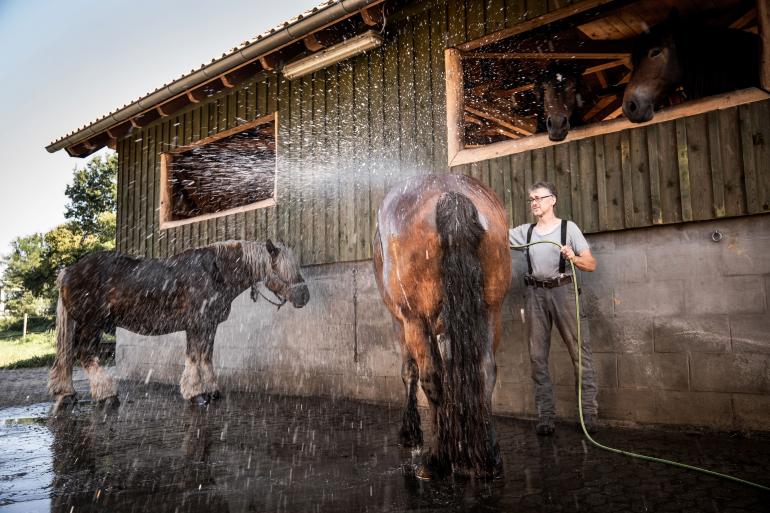 Nach getaner Arbeit geht es unter die Dusche. Die Fototechnik muss solchen Situationen Stand halten. Fujifilm X-H2 | 20 mm | 1/200 s | f/2,8 | ISO 200