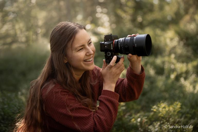 Das Sony FE 85 mm F1,4 GM II wiegt nur 642 Gramm und ist damit 20 Prozent leichter als das Vorgängermodell. Auch das Volumen sank um 12 Prozent.