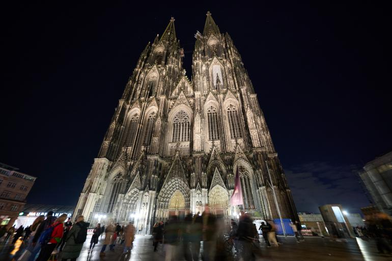 Von der Domplatte bis zu den Domspitzen: Um das Kölner Wahrzeichen so auf ein Bild zu bekommen, braucht es ein Weitwinkelobjektiv. Nikon Z6III | NIKKOR Z 14–24mm 1:2,8 S | 14 mm | 0,4 s | f/2,8 | ISO 640