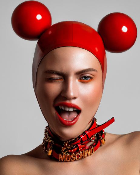 Knallige Farben, starker Ausdruck – typische Stilmittel des Fotografen Marco Rothenburger. Für ein Editorial-Shooting inszenierte er das Model Steinunn María Agnarsdóttir. Für das Glitzer-Make-up war Elena Gentile verantwortlich. Das Latex-Outfit stammt von Dead Lotus Couture. Canon EOS-1D X Mark II | 85 mm | 1/160 s | f/8 | ISO 200