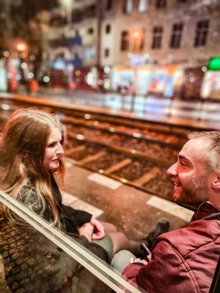 Momentaufnahme: Für dieses Bild fotografierte Eva Stephan ihre Freunde an einer Tram-Haltestelle in Berlin-Köpenick. Sie nutzte dafür den Porträtmodus.