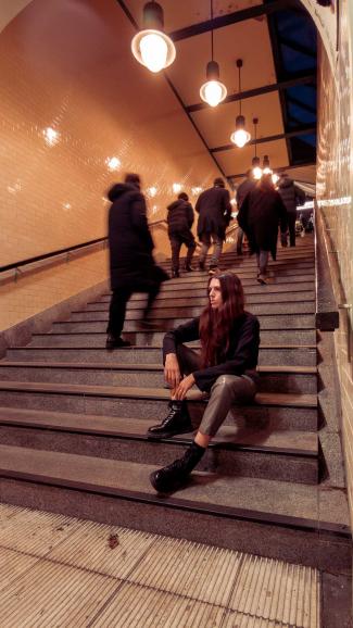 Stadtlichter: Hier inszenierte sich die Fotografin selbst – auf der Treppe einer U-Bahn-Passage. Sie wollte den Kontrast zwischen der Eile der Menschen und dem Moment des Stillstands festhalten.