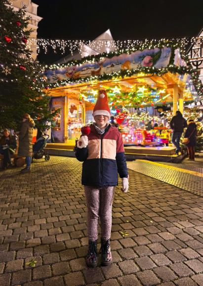 Hier porträtierte der Fotograf seine Tochter als Weihnachtswichtel mit Mütze und kandiertem Apfel.