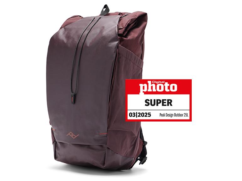 Der Peak Design Outdoor 25L ist ein robuster Wanderrucksack, der sich dank spezieller Innentaschen in einen Fotorucksack verwandelt. Hergestellt aus Terra-Shell-Material, schützt er das Equipment außerdem vor Nässe.