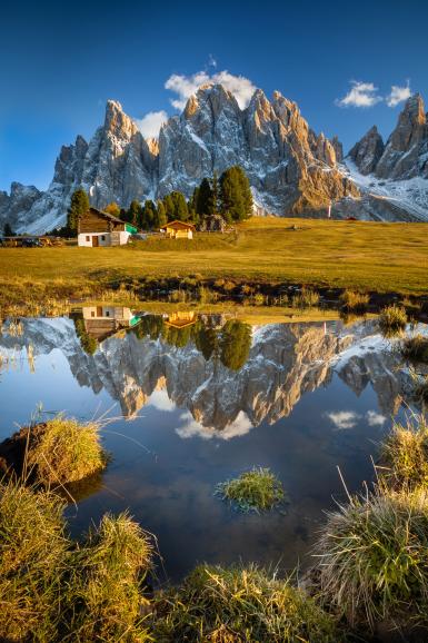 Die Dolomiten zählen zu den Lieblingsfotozielen von Christof Simon. Hier ein Motiv aufgenommen auf der Geisleralm in Südtirol. Die Geislerspitzen spiegeln sich in einem kleinen See vor der Alm. Canon EOS 5D Mark II | 17 mm | 0,7 s | f/16 | ISO 100