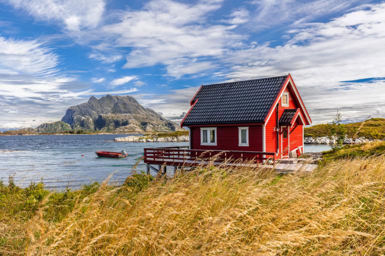 Malerische Kulisse: Dieses bildschöne rote Holzhaus hat Christof Simon im kleinen Örtchen Herøy in Nordnorwegen aufgenommen. Canon EOS 5DS R | 35 mm | 1/60 s | f/10 | ISO 200