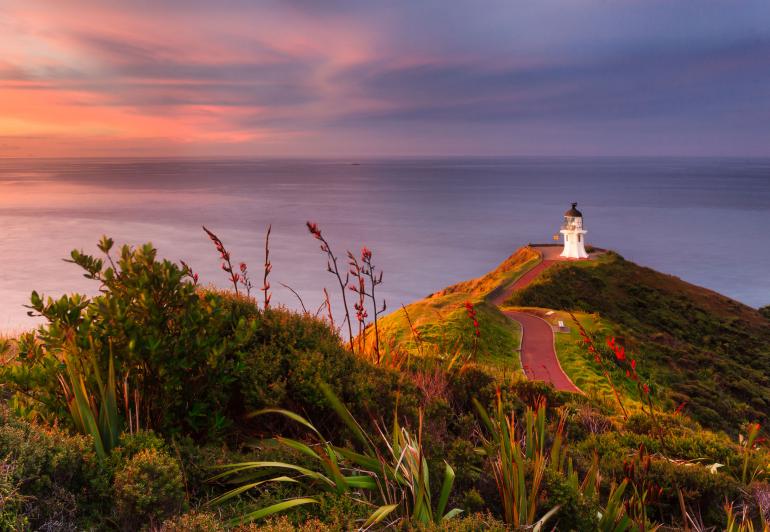 Am nördlichsten Ende Neuseelands, dem Cape Reinga, trifft der Pazifische Ozean auf die Tasmanische See. Fotograf Christof Simon hielt die Szenerie mit dazugehörigem Leuchtturm fest. Canon EOS 5D Mark II | 32 mm | 10 s | f/13 | ISO 100