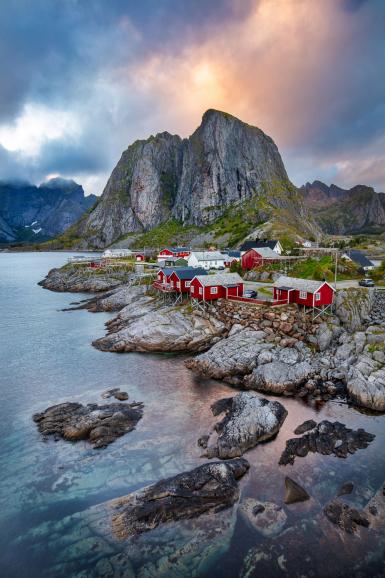 Diese berühmte Ansicht der Fischerhütten von Hamnøy darf in keinem Reiseführer fehlen. Wenn auch kein Geheimtipp, zeigen sich die Lofoten hier von einer ihrer schönsten Seiten. Canon EOS 5DS R | 20 mm | 1/8 s | f/10 | ISO 100