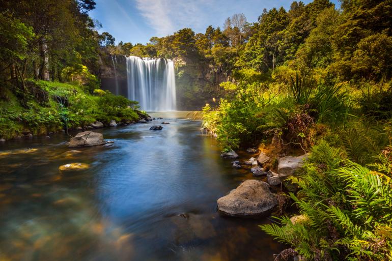 Die Rainbow Falls in Kerikeri im Norden Neuseelands sind eingebettet in sattem Grün. Auch wenn es nicht so scheint: Der Wasserfall ist gut erreichbar und nur wenige Meter vom Parkplatz entfernt. Canon EOS 5D Mark II | 17 mm | 3 s | f/16 | ISO 100