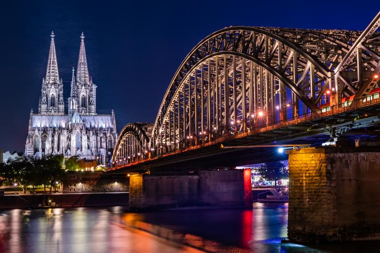 In der „Blauen Stunde“ ist es ausreichend dunkel für Nachtfotos. Gleichzeitig heben sich die Gebäude gut vom Himmel ab.
