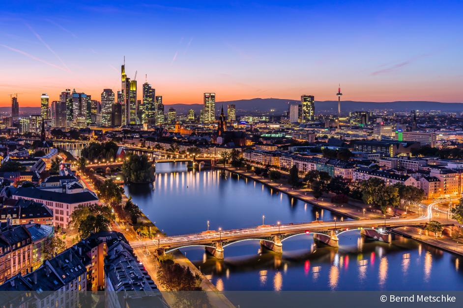 Москва франкфурт время. Skyline Frankfurt am main. Франкфурт Лайонс. Франкфурт весной. Франкфурт фото HD.